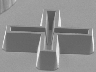 REM-Aufnahme einer Photoresist-Struktur mit geneigten Seitenwänden (Höhe=250µm)